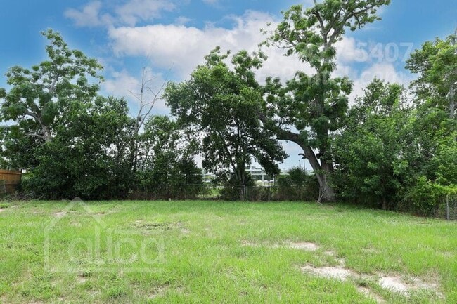 Building Photo - 5604 Cortez Dr