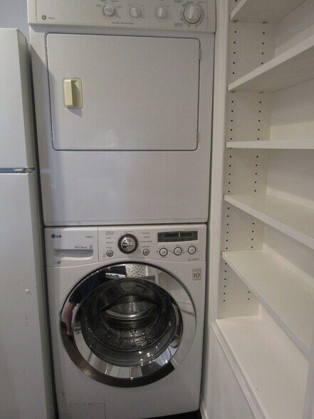 Washer / Dryer Inside Unit - 813 25th St