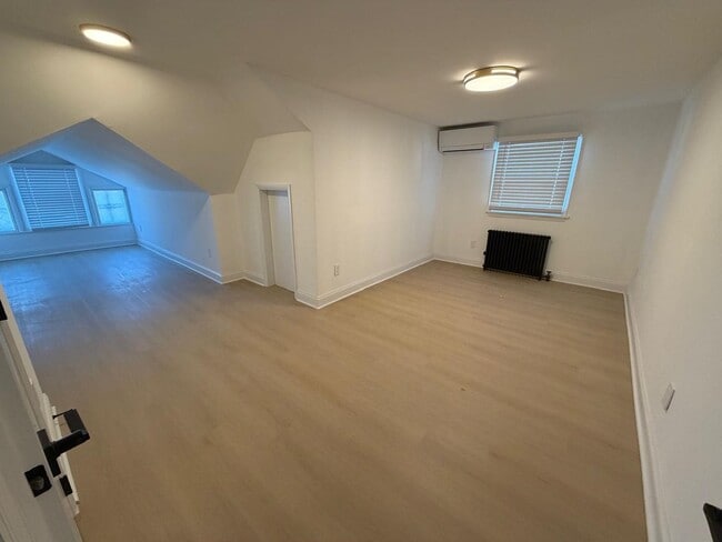 Building Photo - Great Home For RWJMS/Rutgers Students * Walk to New Brunswick/Highland Park Nightlife * All Utili...