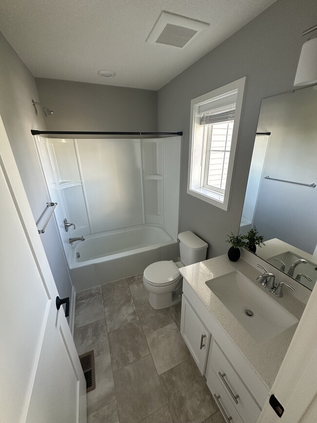 Building Photo - 2122 Ada Dr