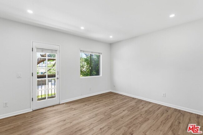 Building Photo - 13025 Moorpark St
