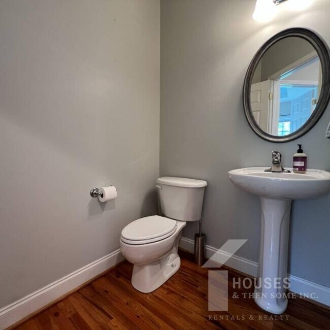 Building Photo - 606 Mattie Ln