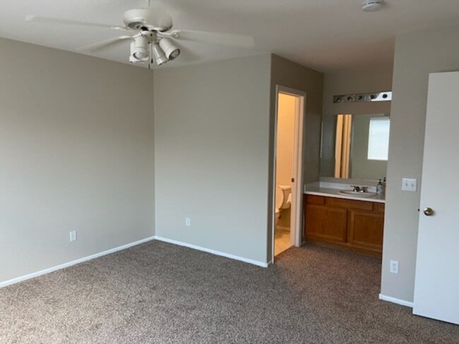Building Photo - Cute and comfy North Phoenix (33rd Ave & D...
