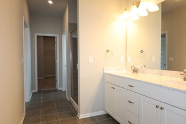 Building Photo - Beautiful 3 Bedroom Townhome-End Unit!