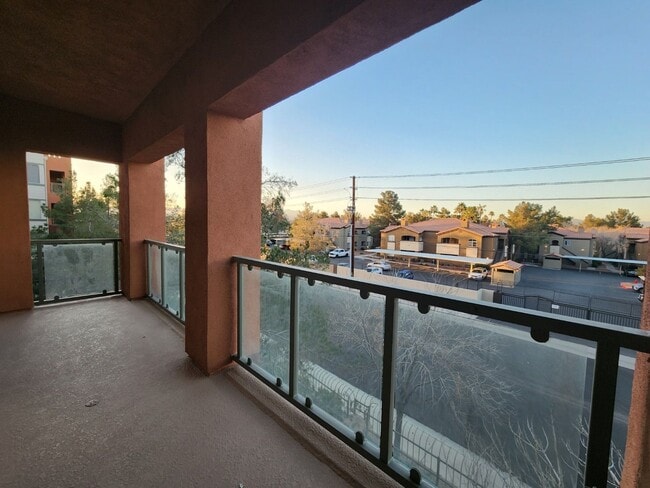 Building Photo - Great Park Ave Condo Unit!