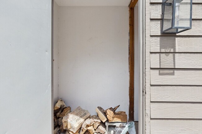 Building Photo - 2400 Sq Ft Condo for Rent Near Shopping