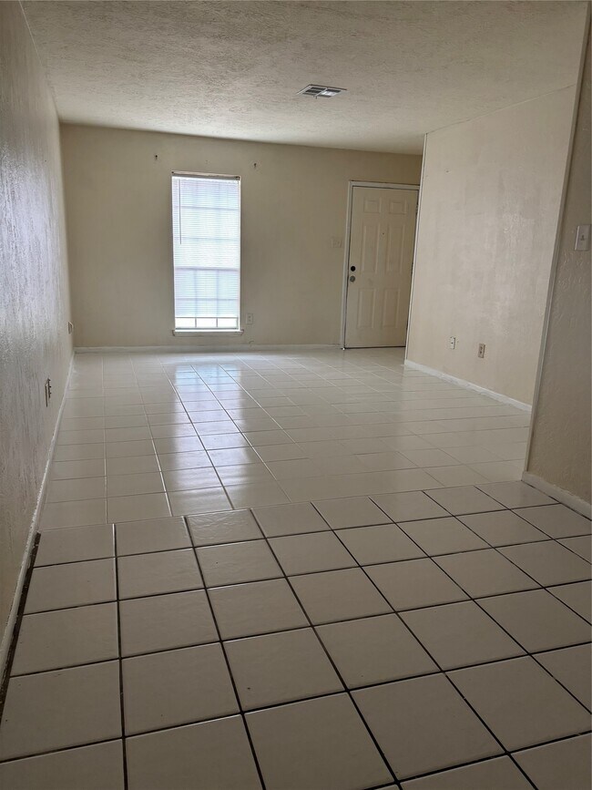 Building Photo - 2210 Buchanan Dr