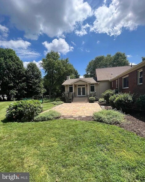 Building Photo - 10512 Norman Ave