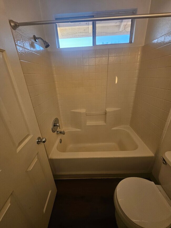 Building Photo - Spacious South Corona Home!