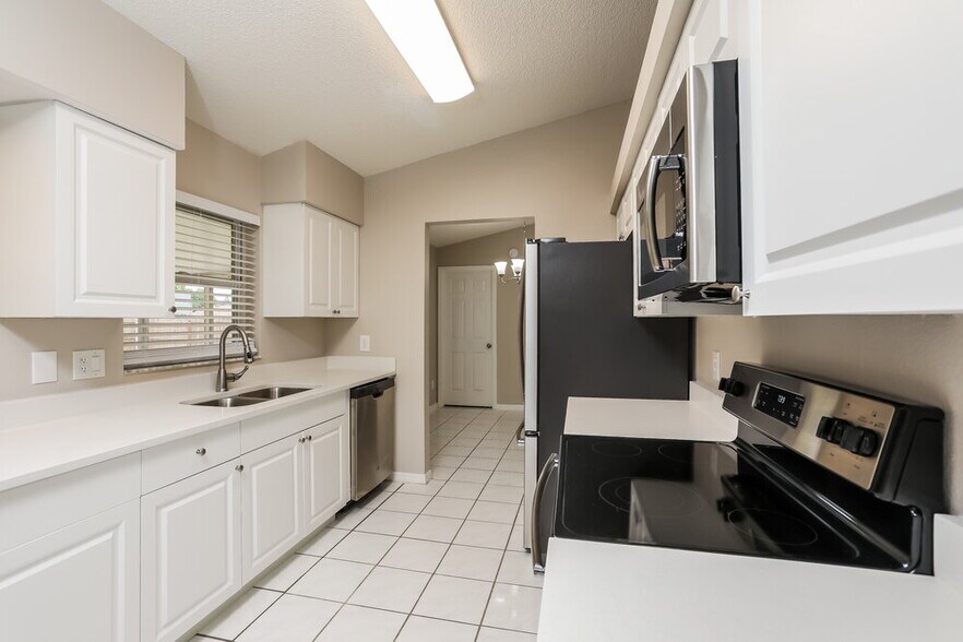 Building Photo - 8129 Cloverglen Cir