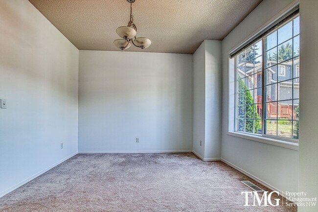 Building Photo - Large 4 Bed 2.5 Bath Home in Lakeshore!