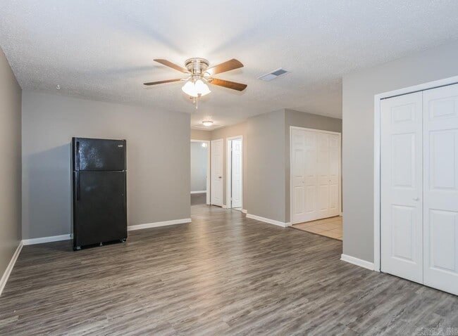 Building Photo - 19 E Laramie Dr