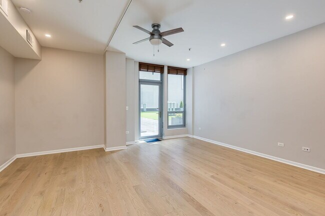 Building Photo - 565 W Quincy St