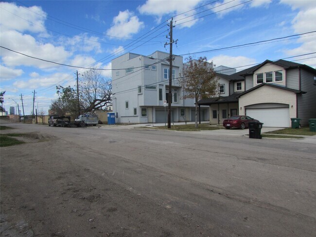 Building Photo - 3249 Dixie Dr