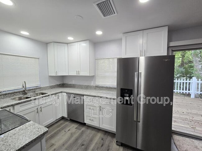 Building Photo - 217 S Tuck Point