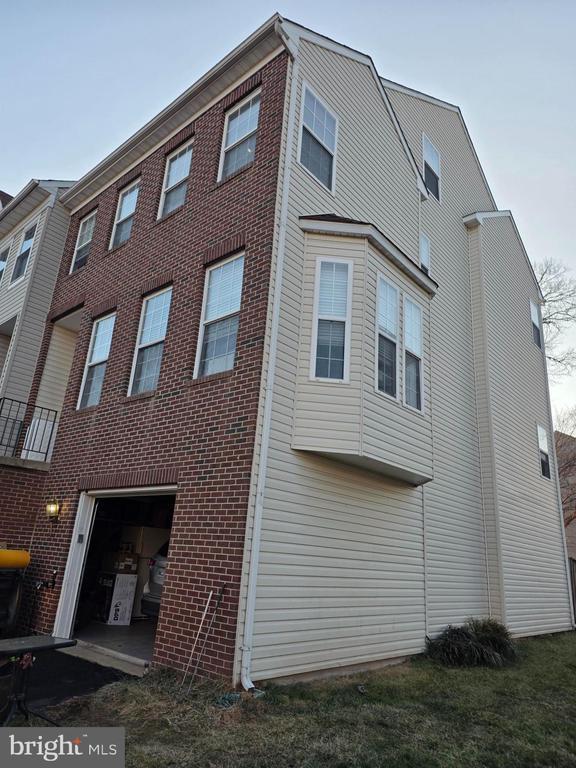 Building Photo - 14641 Seasons Dr