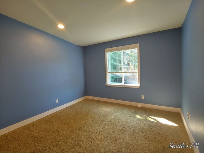 Building Photo - Beatiful Top Floor Condo-Close to Light Rail