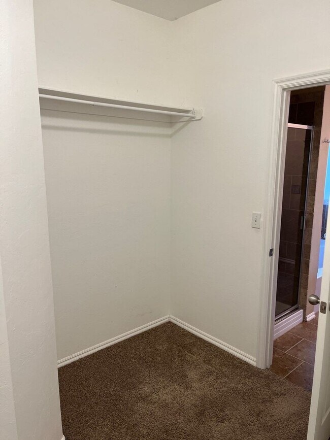 Building Photo - Available Now! - 3 bedrooms 2.5 bath