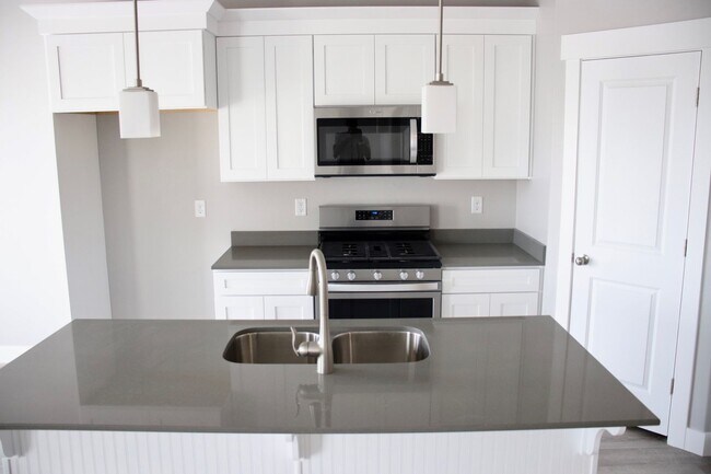 Building Photo - ? Beautiful 4 Bed / 2.5 Bath Townhome in The Exchange – Lehi