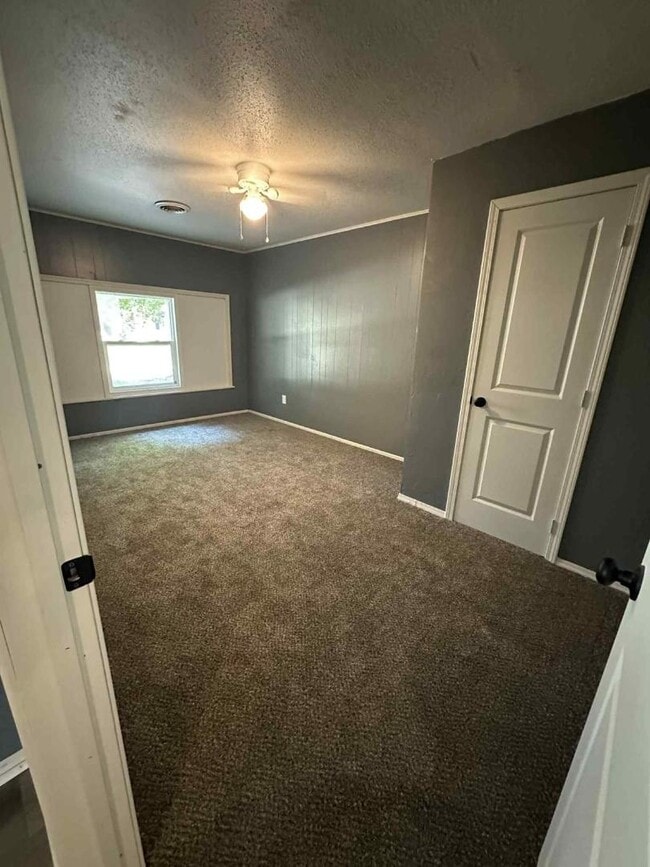 Building Photo - 1710 Parklane Dr