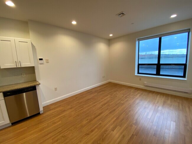 Building Photo - 875 Elm St