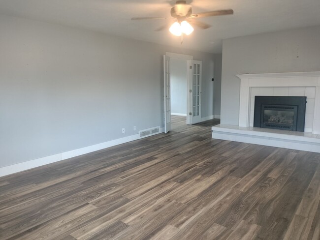 Building Photo - D323AB