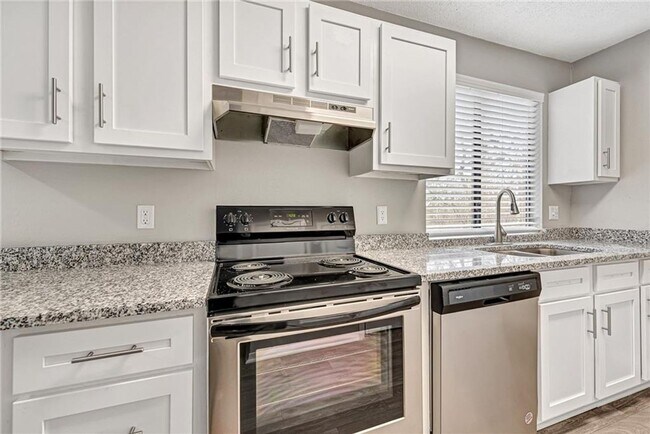 Building Photo - Updated 2 Bed 2 Bath Townhome located in East Fayetteville. Pool access included!