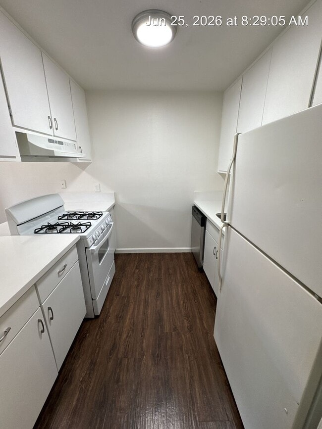 Building Photo - Upstairs unit MOVE IN READY!
