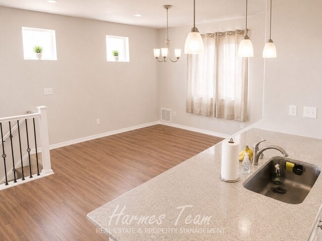 Building Photo - Beautiful 2 Bed Home | 2-Car Garage | Large Kitchen Island | Mountain Views