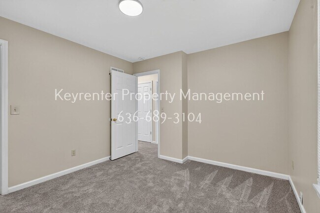 Building Photo - 357 Della Dr