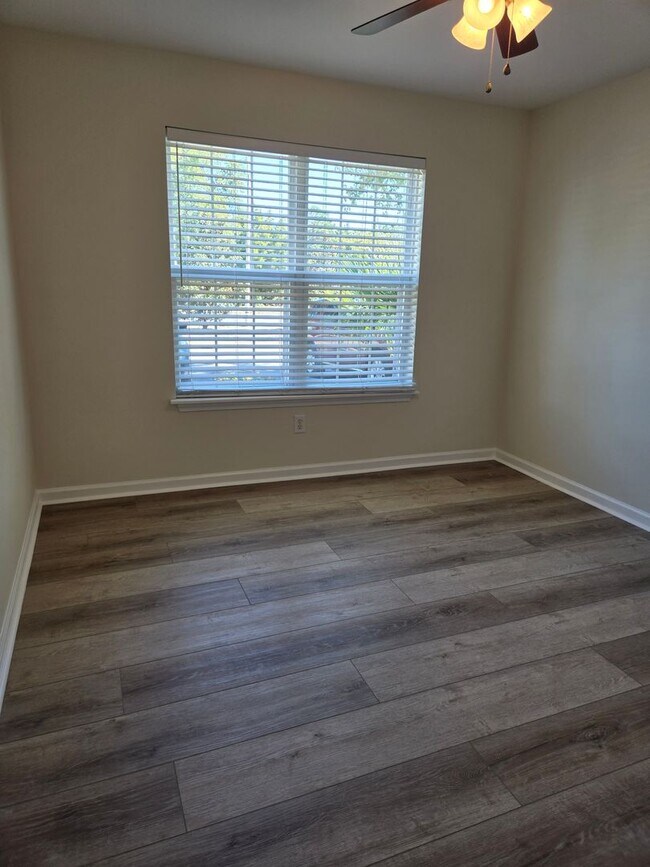 Building Photo - Merestone -Single Story Townhome,  Near by Shopping &  Halyburton Park, Lawn & Trash Included