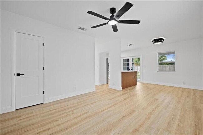Building Photo - 1209 14th Ct S