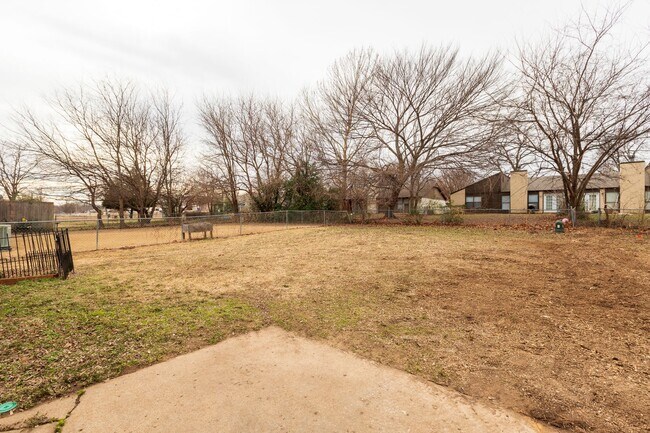 Building Photo - 4902 S Gum Ave