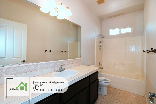 Building Photo - 2631 Queens Way
