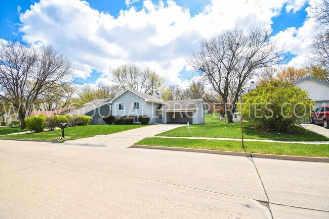Building Photo - Half Off 1st Months Rent! 3 Bedroom 2 Bath...