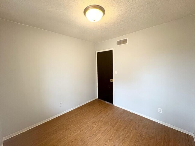 Building Photo - 606 N Mason St