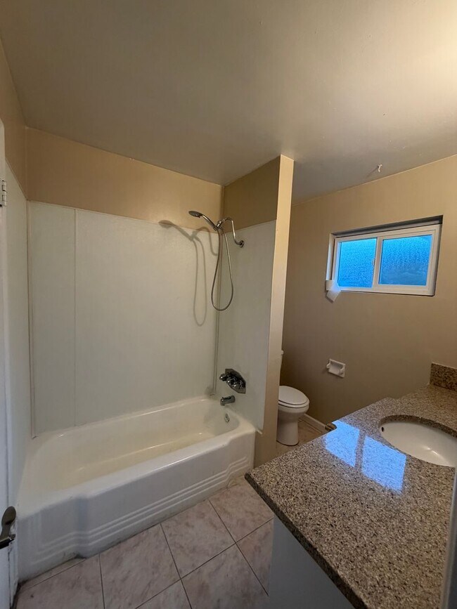 Building Photo - Affordable 3 BD 2 BA house in SW Bakersfield on a corner lot