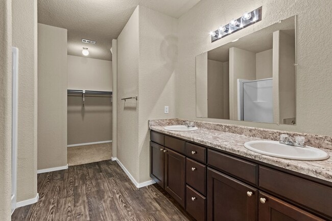 Building Photo - Beautiful home Located in desirable west Fayetteville neighborhood with playground