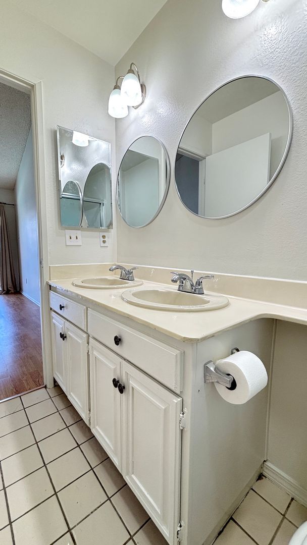 Building Photo - Lovely 4-bedrom 2.5-bath Condo In Panorama...