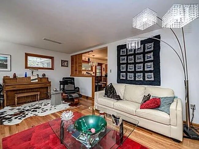 Building Photo - Marvelous 4 Bed 2.5 Bath House In Quarry H...