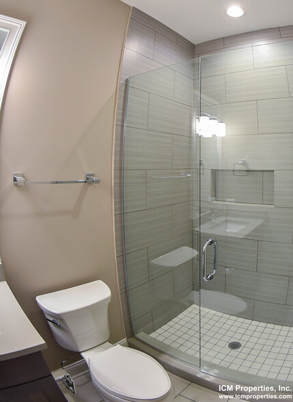 Building Photo - 866 W Lill Ave