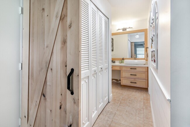 Building Photo - 9930 Pineapple Tree Dr