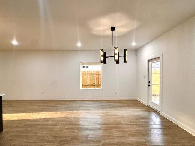 Building Photo - 1012 amezquita Dr