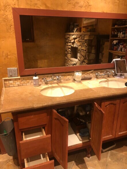 Double vanity - 870 W 19th St