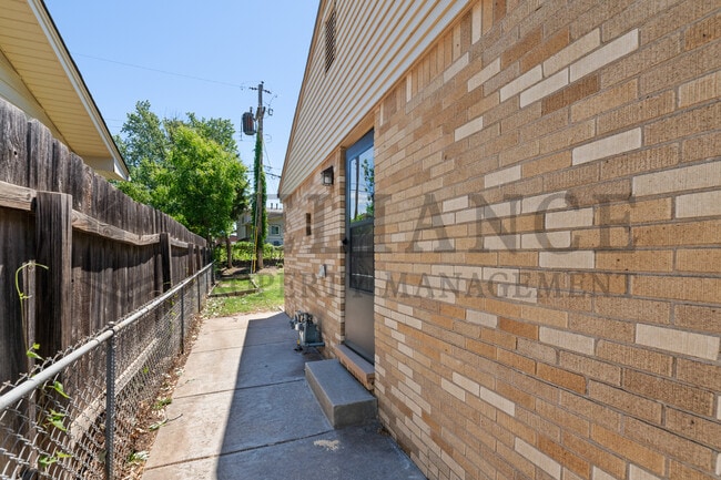Building Photo - 860 Fabrique St