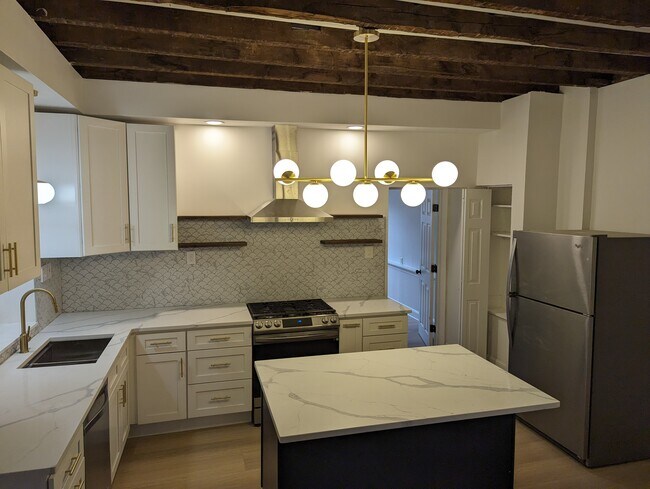 Building Photo - 615 E Thompson St