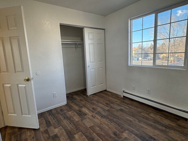 Building Photo - 481 1/2 Tracy Dr