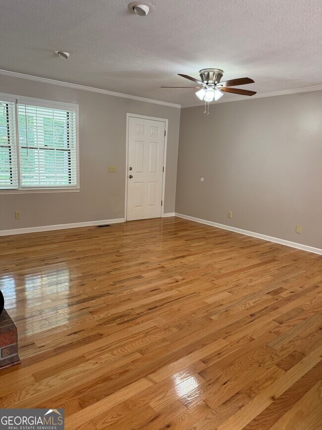 Building Photo - 402 Skyline Dr