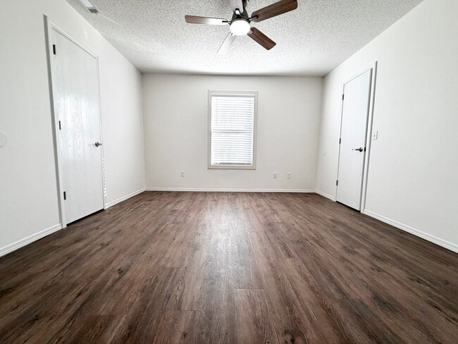 Building Photo - ***5905 B Sara Street***