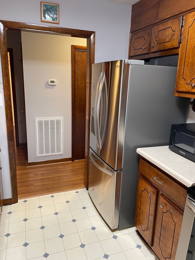 Building Photo - 3 Bedroom / 2 Bath Ranch